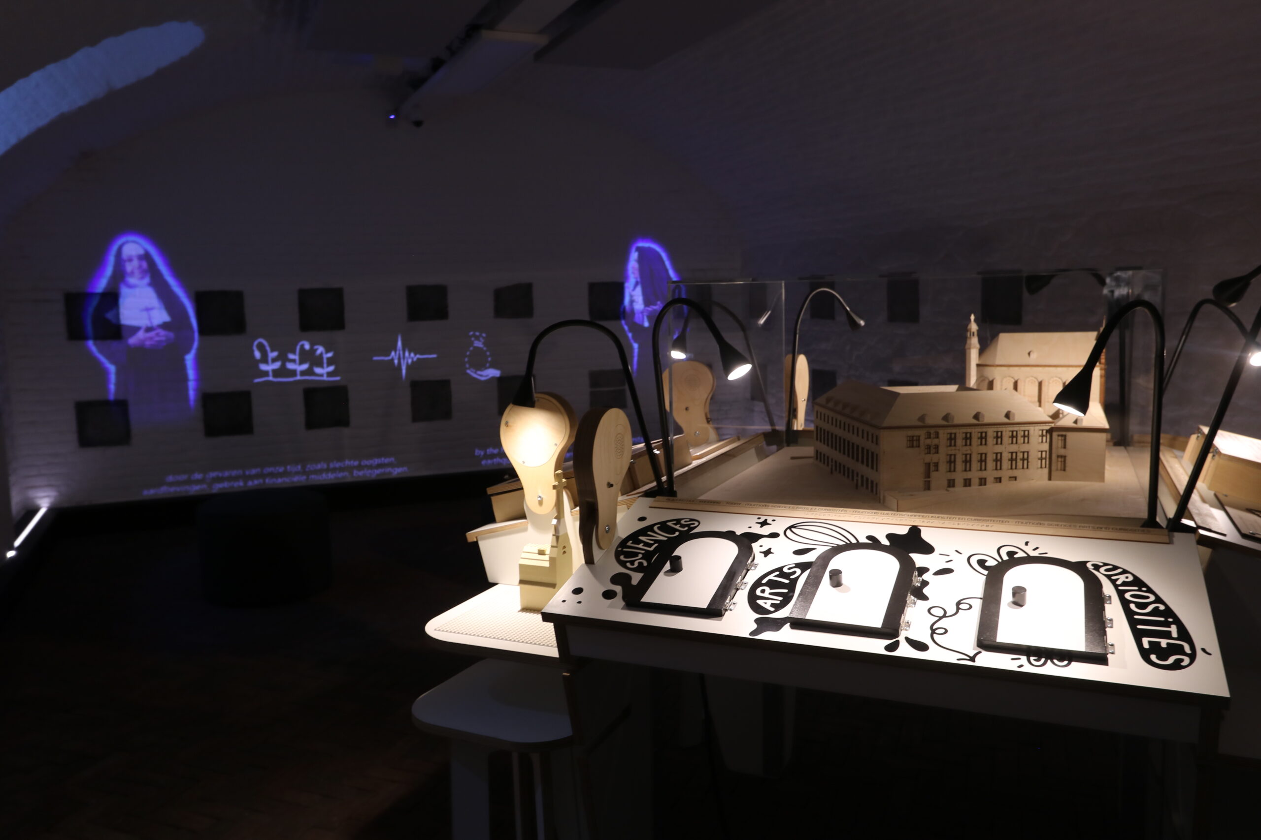 Découvrez une expérience immersive à la crypte des Visitandines du MUMONS : mapping vidéo, fantômes et histoire du monastère à Mons.