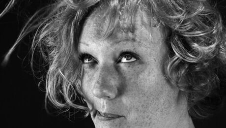 Séance de photographie portrait noir et blanc inspirée du clair-obscur Harcourt, révélant le regard et la personnalité lumineuse de Mathilde.