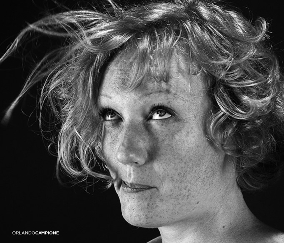 Séance de photographie portrait noir et blanc inspirée du clair-obscur Harcourt, révélant le regard et la personnalité lumineuse de Mathilde.