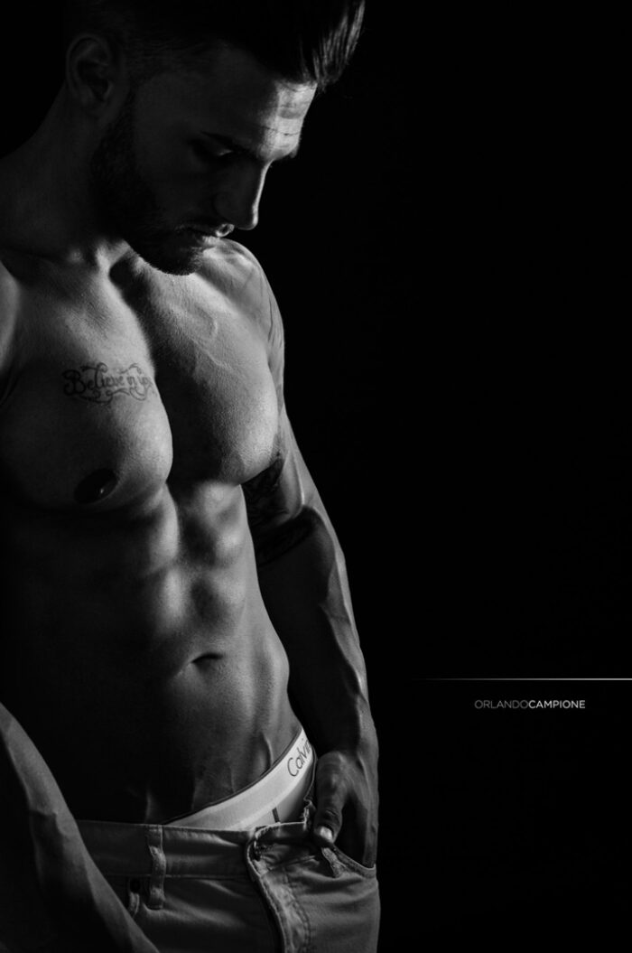 Photo portrait en noir et blanc, inspirée du clair-obscur, réalisée pour un book photo masculin aux contrastes forts et esthétique