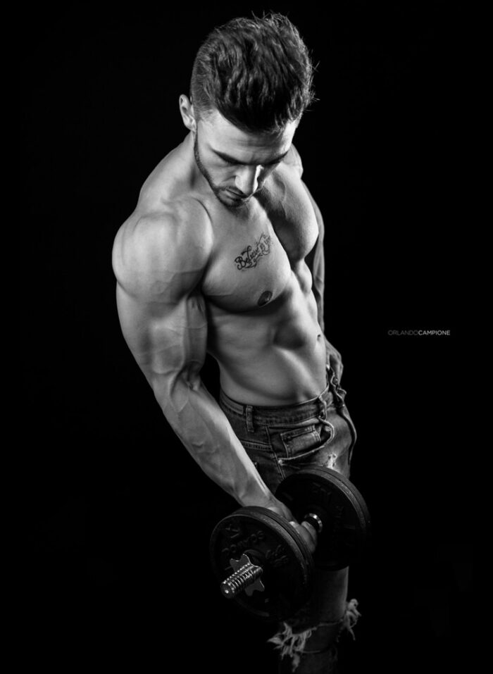 Photo portrait en noir et blanc, inspirée du clair-obscur, réalisée pour un book photo masculin aux contrastes forts et esthétique