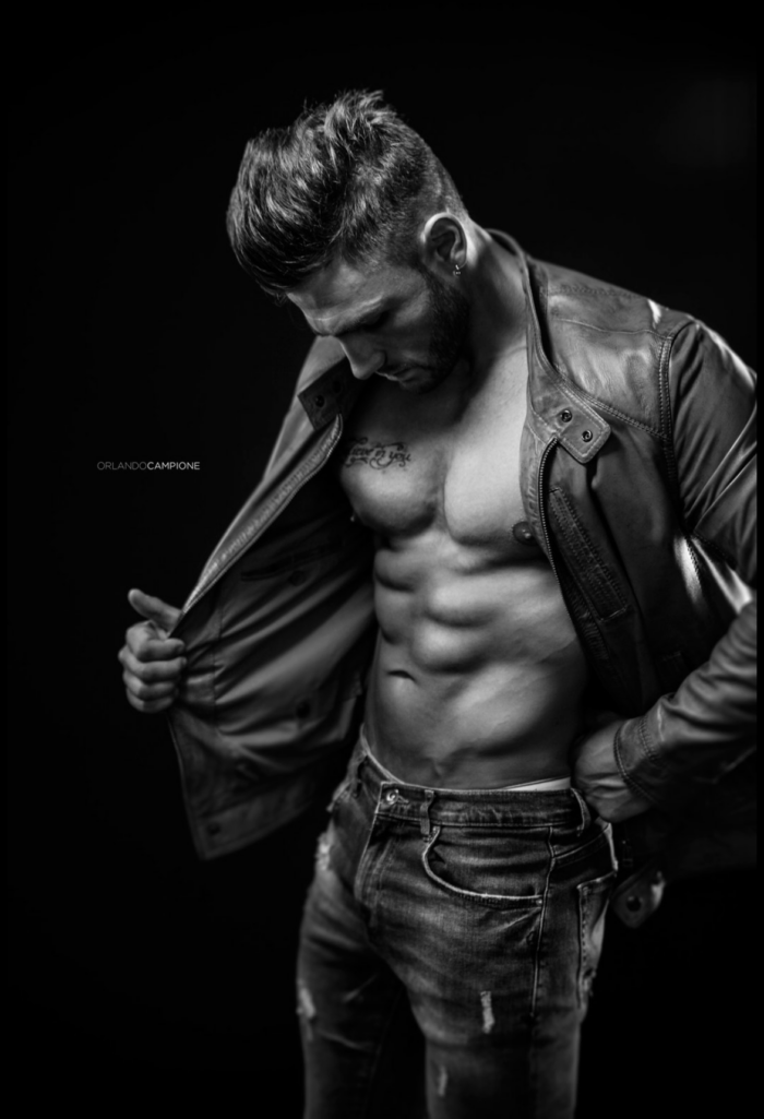 Photo portrait en noir et blanc, inspirée du clair-obscur, réalisée pour un book photo masculin aux contrastes forts et esthétique