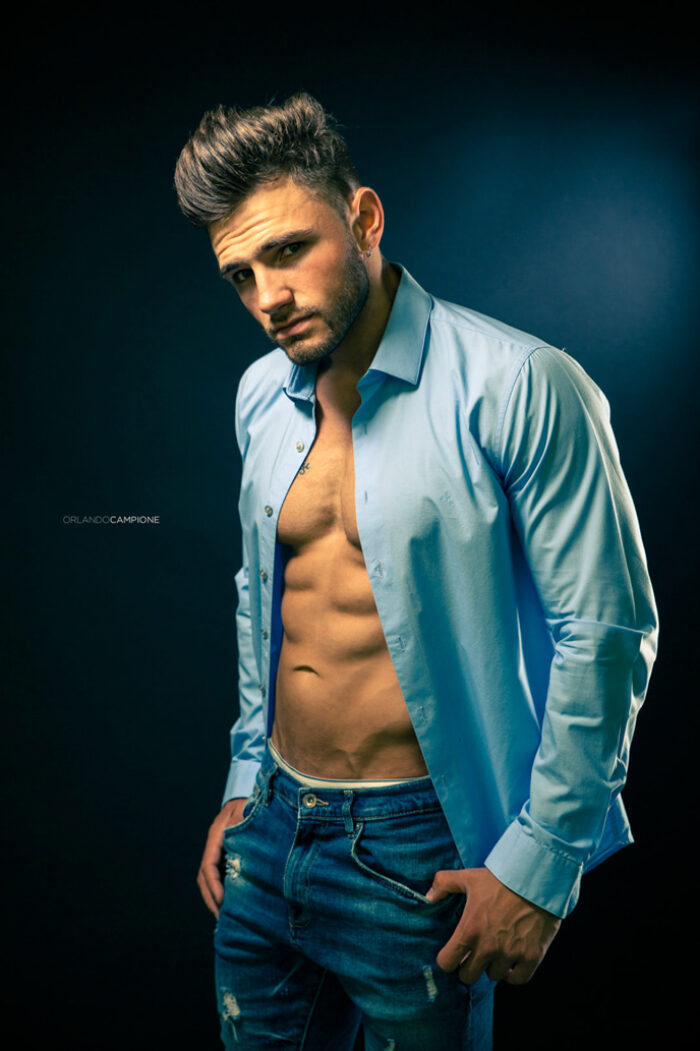 Photo portrait en noir et blanc, inspirée du clair-obscur, réalisée pour un book photo masculin aux contrastes forts et esthétique