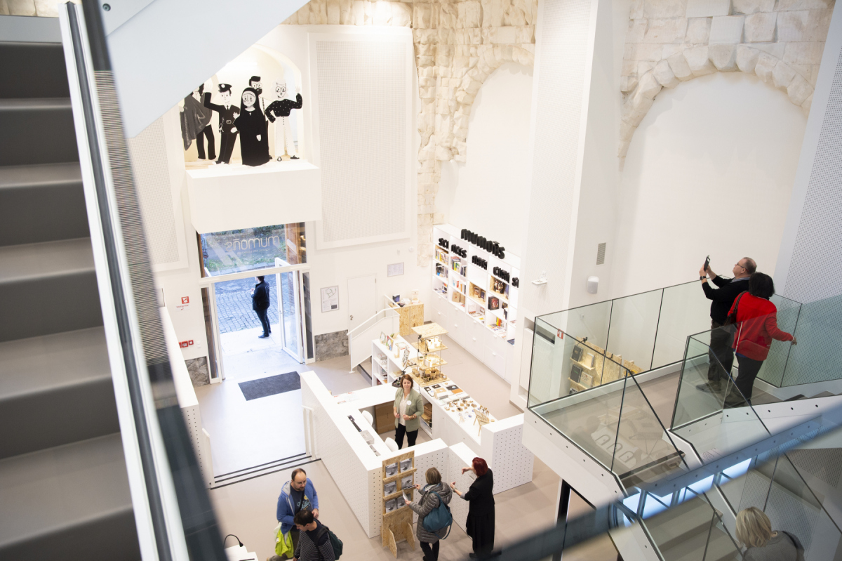 Une expérience immersive à la crypte des Visitandines du MUMONS : mapping vidéo, fantômes et histoire du monastère à Mons.